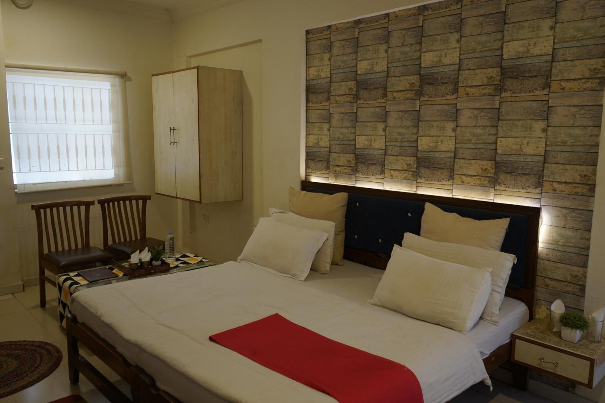 Hotel Krishna Αχμπανταμπάντ Εξωτερικό φωτογραφία